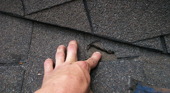 Gérer les fuites de toiture grâce aux réparations